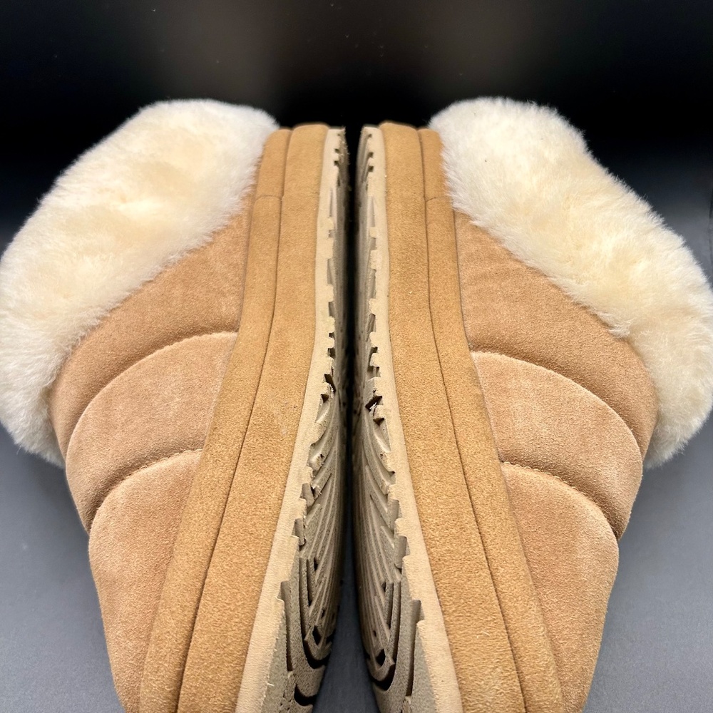 UGGS - Picture 2 of 5